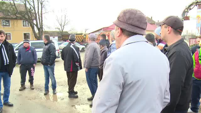 Protest spontan într-o comună din Bihor. Oamenii sunt furioși pentru că drumurile sunt pline de gropi și de noroi