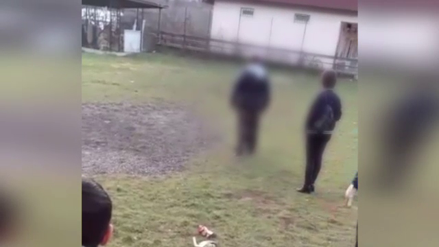 Un bărbat a intervenit în conflictul dintre fiul său și un alt adolescent. ”I-a dat în cap”