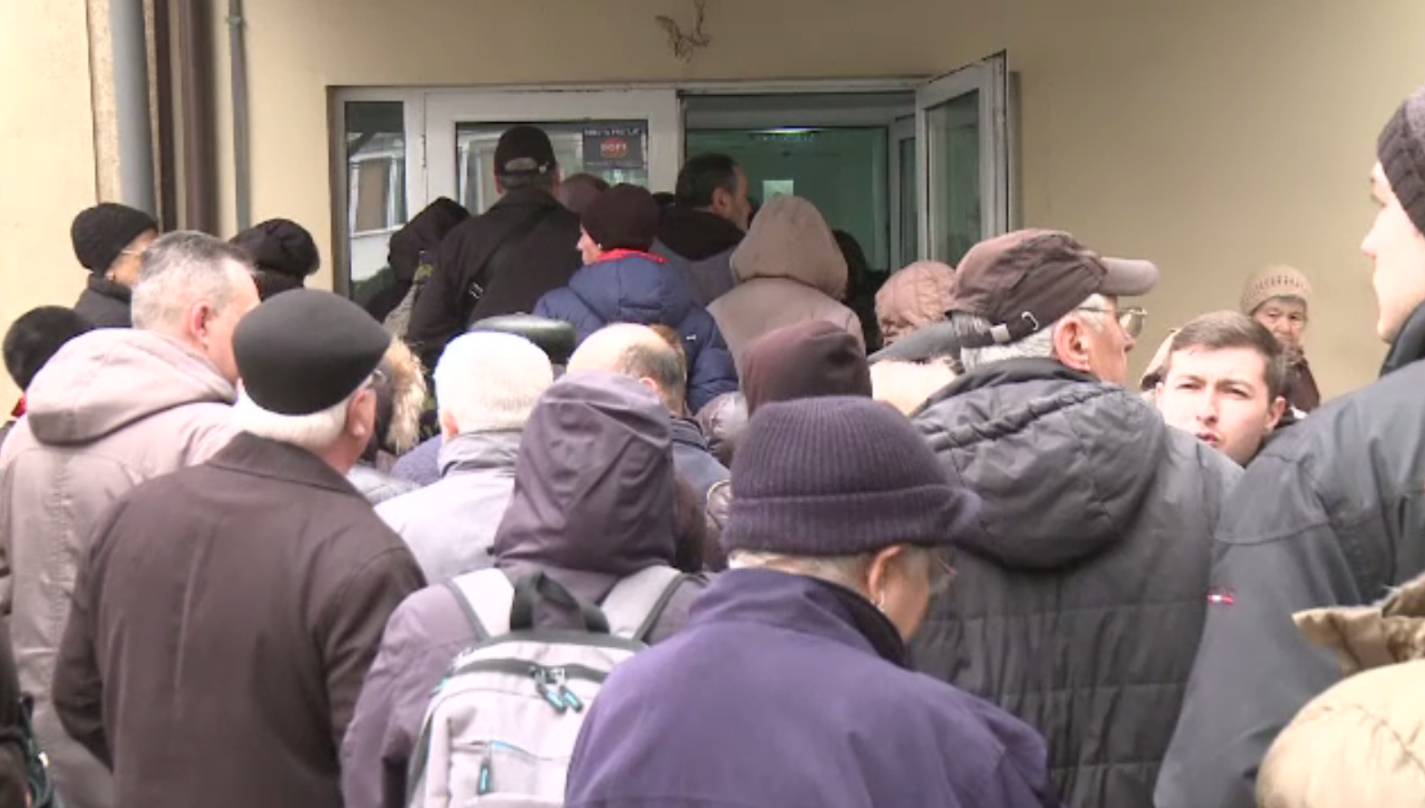 Cozi interminabile la ghișee în prima zi lucrătoare a anului, deși taxele pot fi plătite online