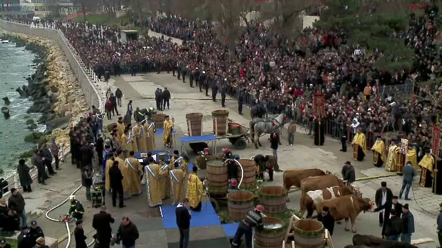 Pregătiri pentru Bobotează şi Sfântul Ion. Sute de mii de sticle umplute cu apă sfinţită