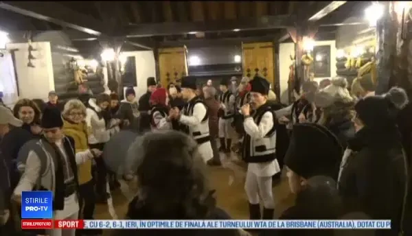 Petrecerea de Anul Nou a continuat și marți seara, în Bucovina. Dans în jurul focului
