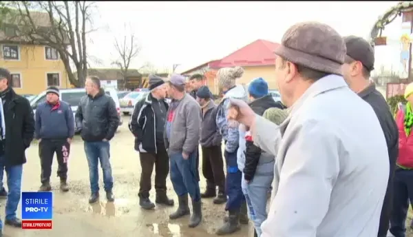 Protest spontan într-o comună din Bihor. Oamenii sunt furioși pentru că drumurile sunt pline de gropi și de noroi
