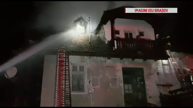Casă din stațiunea Predeal, cuprinsă de flăcări. Incendiul a fost stins