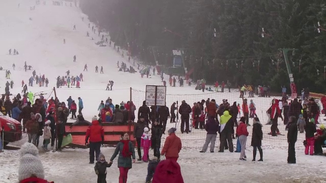 Zăpada de la munte i-a determinat pe români să-și prelungească vacanța