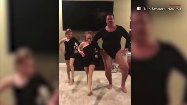 Un american a respectat tradiția de familie și a dansat alături de fiicele sale