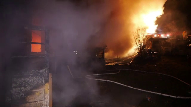 Incendiu puternic la Curtea de Argeş. Zece persoane au rămas fără locuință