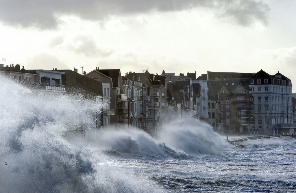 Furtuni cu rafale de 150-200 km/h în toată Europa. Trei oameni au murit