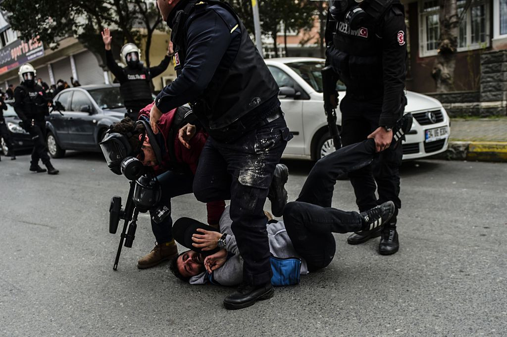 Zeci de soldaţi arestaţi în Turcia pentru "gulenism". Razii în Konya