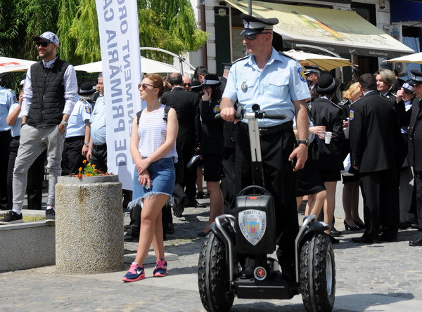 Orașul unde polițiștii locali câștigă 7.000 de lei lunar. Primarul va concedia zeci de oameni