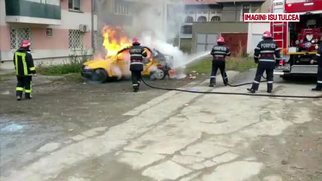 Un autoturism a fost complet distrus în urma unui incendiu, în centrul orașului Tulcea