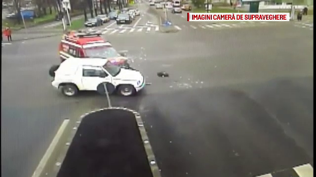 O mamă și bebelușul de 4 luni, la spital, după ce mașina în care erau s-a izbit de o ambulanță