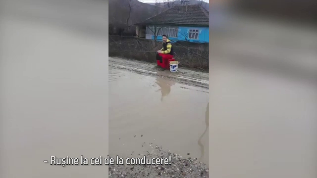 Protest inedit. Vasluienii au ieşit la pescuit în bălţile de pe un drum judeţean. Reacția autorităților
