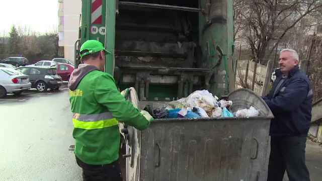 După Crăciun, mii de români s-au grăbit să scape de brazi. Ghenele de gunoi s-au umplut de pomi uscați