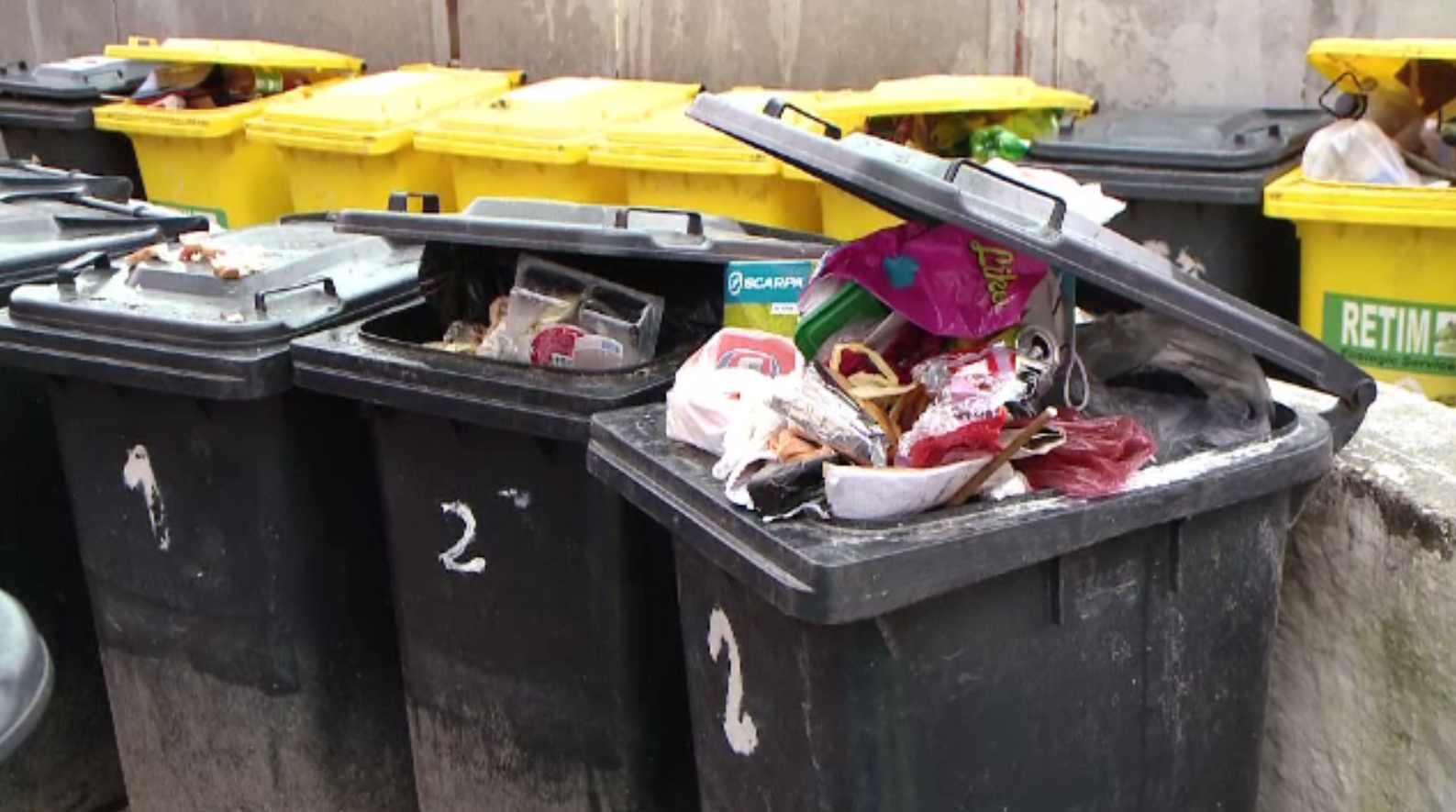 Românii aruncă tone de mâncare după sărbători. Metodele prin care alimentele pot fi refolosite