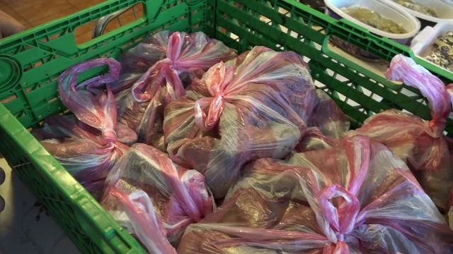 Românii veniţi acasă de sărbători se întorc în străinătate. Şi-au umplut bagajele cu specialităţi