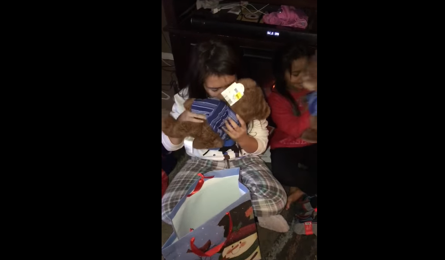 Momentul emoționant în care două fetițe primesc de Crăciun un ursuleț cu vocea tatălui lor mort
