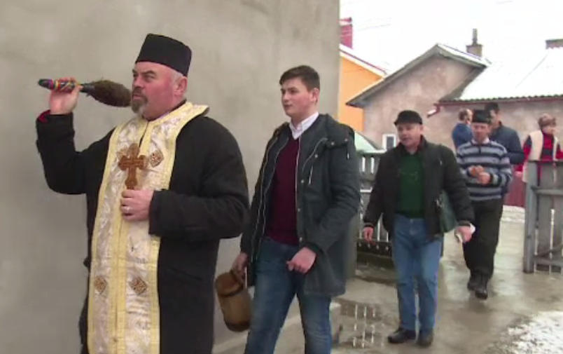 Sfințirea caselor de Bobotează, anunțată de preoți cu afișe. Enoriaș: ”Dăm 50 de lei, să ajutăm BOR”