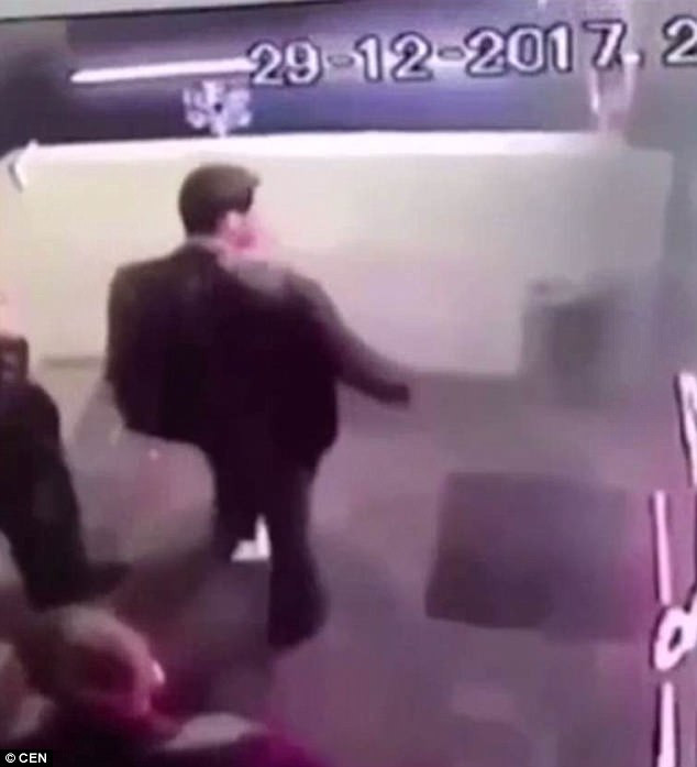 Un bărbat s-a dezechilibrat și a murit, în timp ce fuma o țigară pe balcon