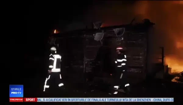 Incendiu puternic la Curtea de Argeş. Zece persoane au rămas fără locuință