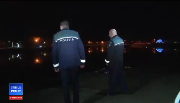 O femeie de 79 de ani s-a aruncat în Jiu, sub privirile unui tânăr care alerga pe malul apei