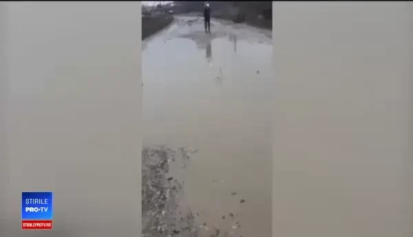 Protest inedit. Vasluienii au ieşit la pescuit în bălţile de pe un drum judeţean. Reacția autorităților