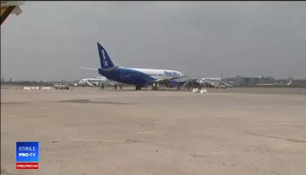 Panică la bordul unui avion Blue Air, plin cu români. Am zis că murim în ciclon. Reacția companiei