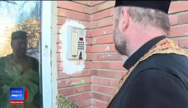 Sfințirea caselor de Bobotează, anunțată de preoți cu afișe. Enoriaș: Dăm 50 de lei, să ajutăm BOR