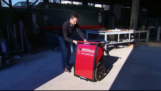 Un bosniac a inventat un vehicul pliabil care se transformă în valiză cu roți