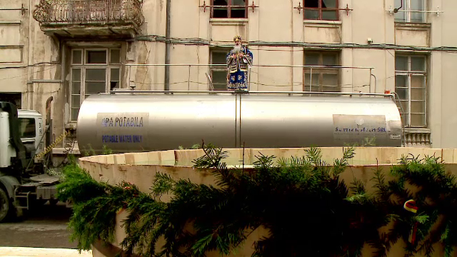 Cocoţat pe cisternă, episcopul Teodosie al Tomisului a sfinţit apa pentru Bobotează