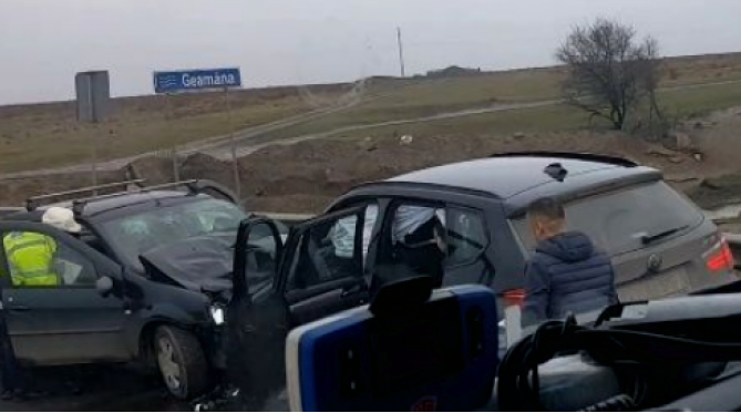 Accidentul de pe DN1, provocat de o şoferiţă de 20 de ani. Sensul de mers spre Sibiu, blocat