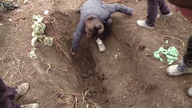 Femeia bătută și îngropată de vie de soț. A murit asfixiată, și nu din cauza loviturilor