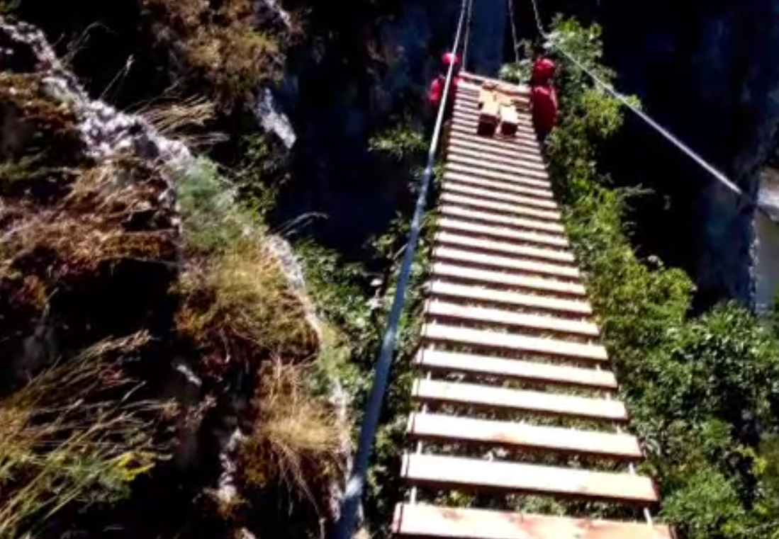Pericol pentru turiştii care ajung pe traseul Via Ferrata. Hoţii au furat cablurile