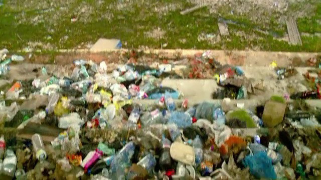 Dezastrul din bazele sportive româneşti. Unele au ajuns adevărate gropi de gunoi: ”Plânge tot orașul”