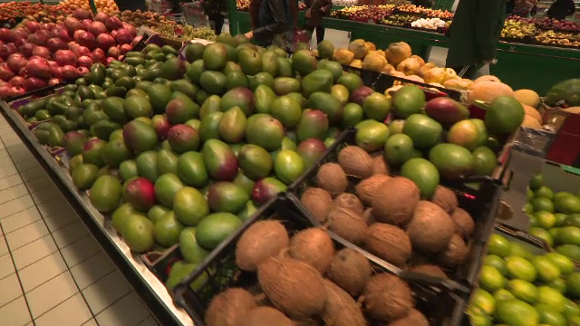 Fructele exotice au întrecut carnea de porc în alimentaţia romanilor. Mâncăm pâine şi cartofi mult mai rar