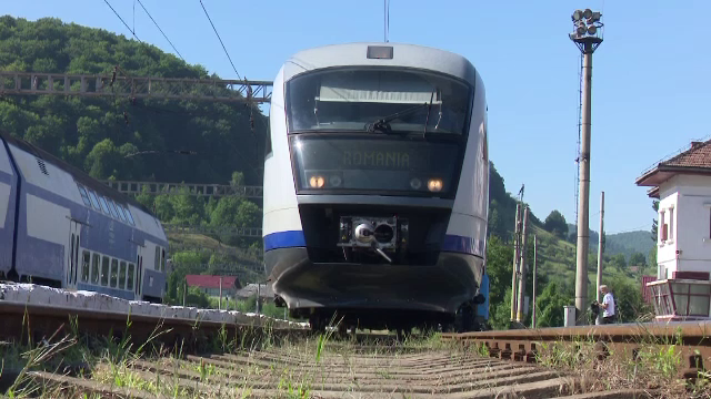 Calea ferată pe care ”Săgeata albastră” circulă cu 35 km/ oră, închisă la 5 luni după inaugurare