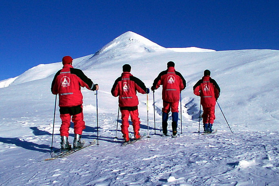 Doi turişti, blocaţi în apropiere de Vârful Omu. Salvamontiștii acționează de urgență