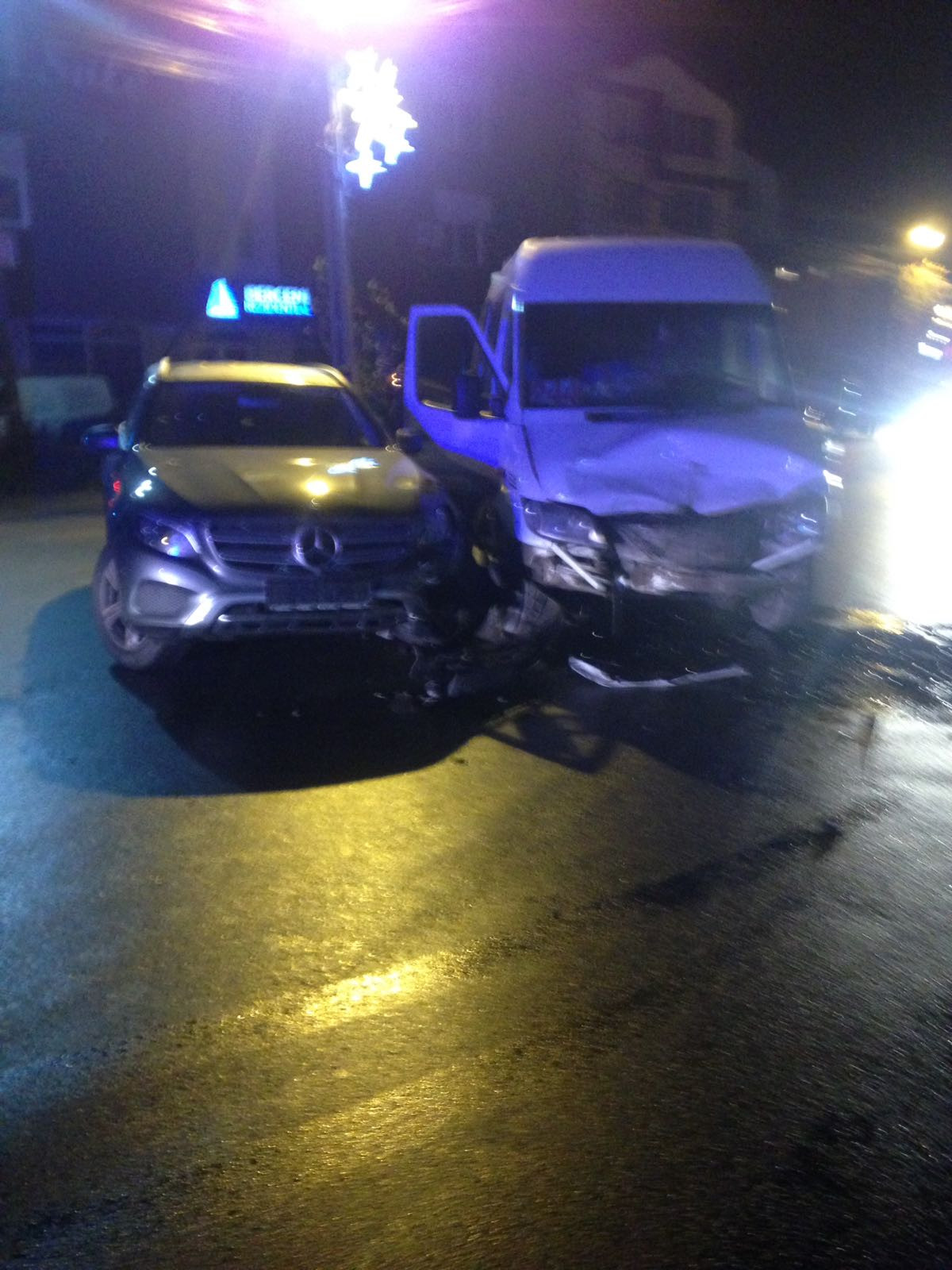 Şapte răniţi într-un accident, pe şoseaua Olteniţei. Trei persoane au fost duse la spital