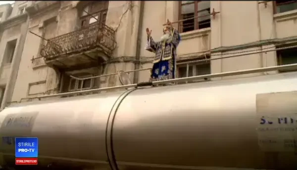 Cocoţat pe cisternă, episcopul Teodosie al Tomisului a sfinţit apa pentru Bobotează