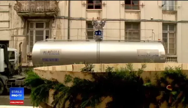 Cocoţat pe cisternă, episcopul Teodosie al Tomisului a sfinţit apa pentru Bobotează