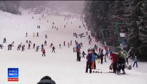 CAMERA ASCUNSĂ. Falșii instructori de schi pun în pericol turiștii: ”Doamnă, mă iei cu autorizaţie?”