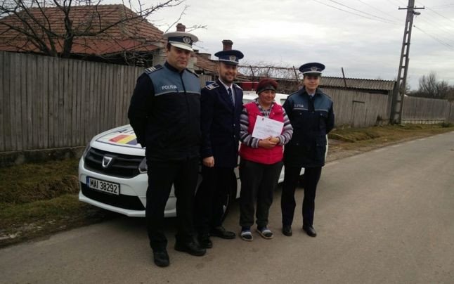 Femeia sărmană care a predat Poliției o geantă cu 16.000 de euro, recompensată cu o diplomă de merit