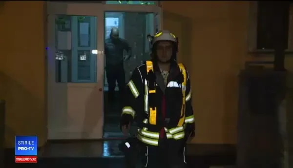 Un bărbat a ars de viu în casă. A fost ucis de 2 oameni ai străzii cărora le oferise adăpost