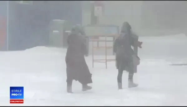 America îngheață de frig. Imagini ca în filme cu mașini prinse într-o mare de gheață