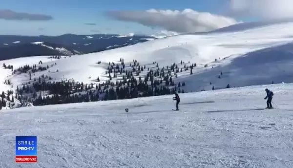 Klaus Iohannis, fotografiat sâmbătă în timp ce stătea la rând, la teleschi, pe o pârtie din masivul Șureanu