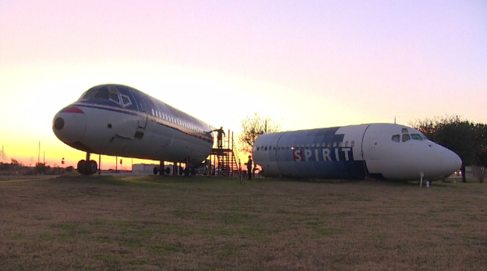 Ideea ingenioasă a unui american. Bărbatul și-a construit o casă din două avioane scoase din uz