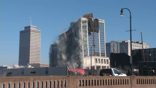 Implozie spectaculoasă în SUA. Turn, distrus cu 270 de kilograme de explozibil