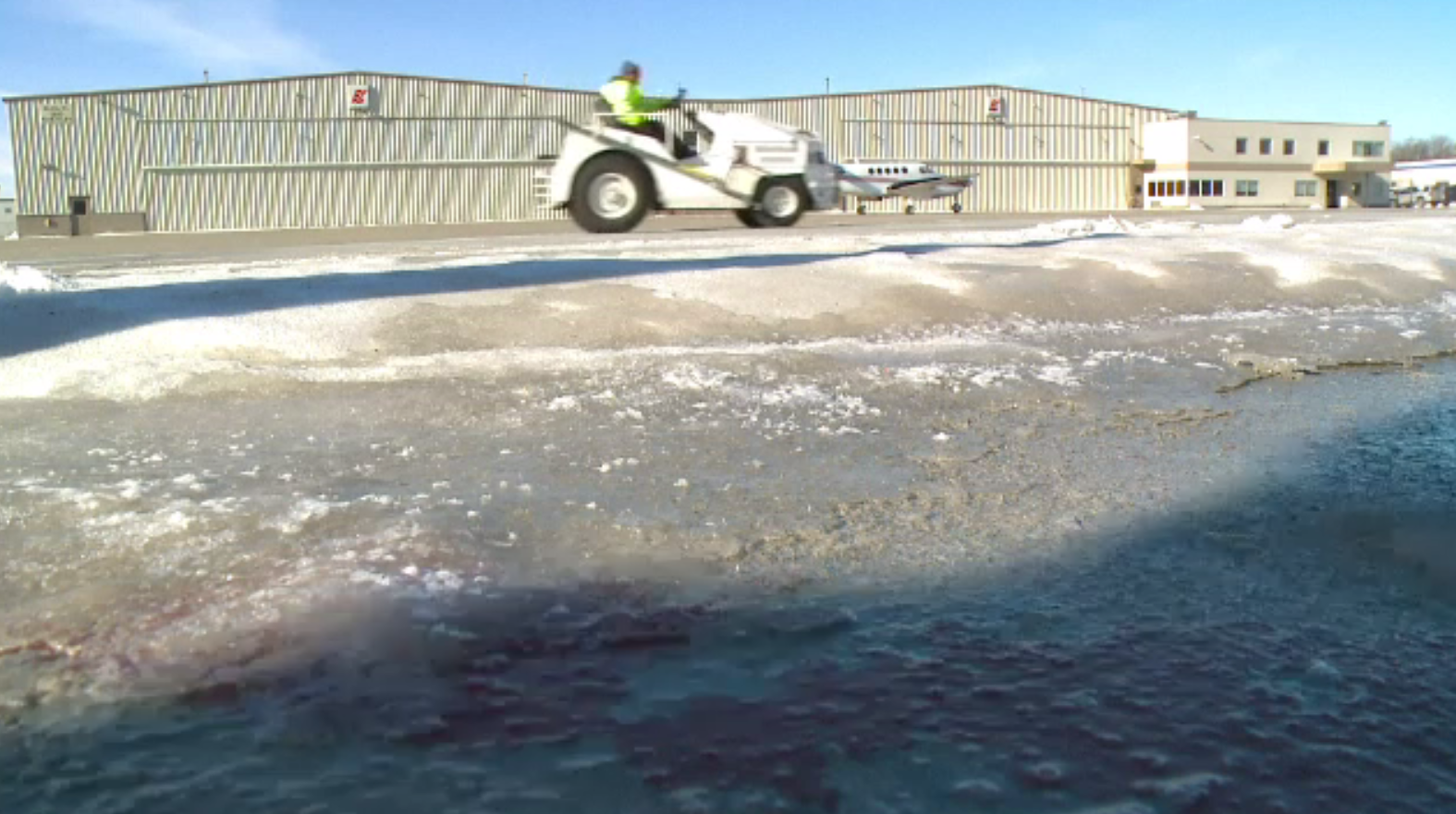 În plin ger, americanii testează o nouă invenție, care ar putea preveni închiderea aeroporturilor din cauza zăpezii