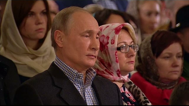 Vladimir Putin, prezent la slujba de Crăciun, în Sankt Petersburg, oraşul său natal. VIDEO