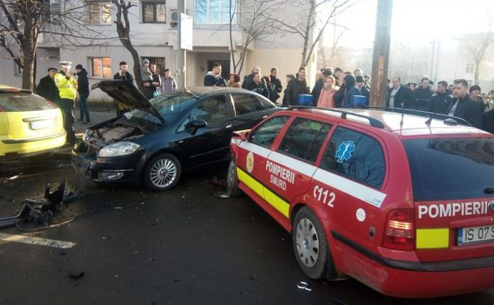 Autoturism SMURD, lovit în plin de un șofer care nu a acordat prioritate. Un membru al echipajului, rănit
