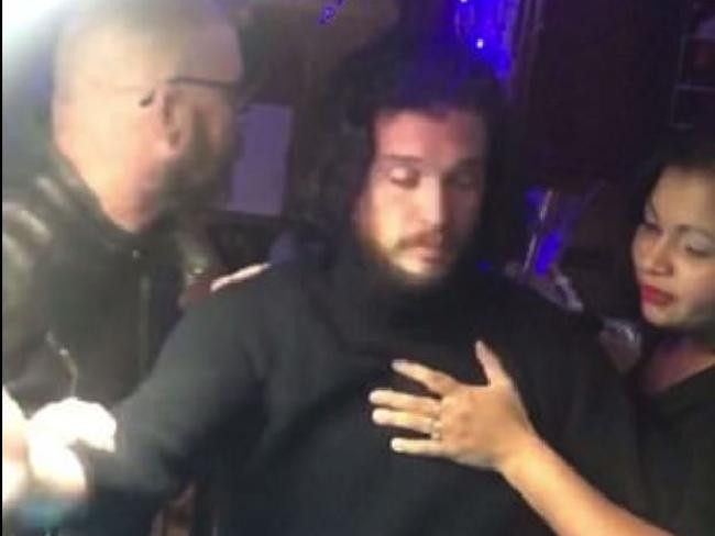 Jon Snow din ”Game of Thrones”, dat afară dintr-un club, după ce s-a îmbătat criță